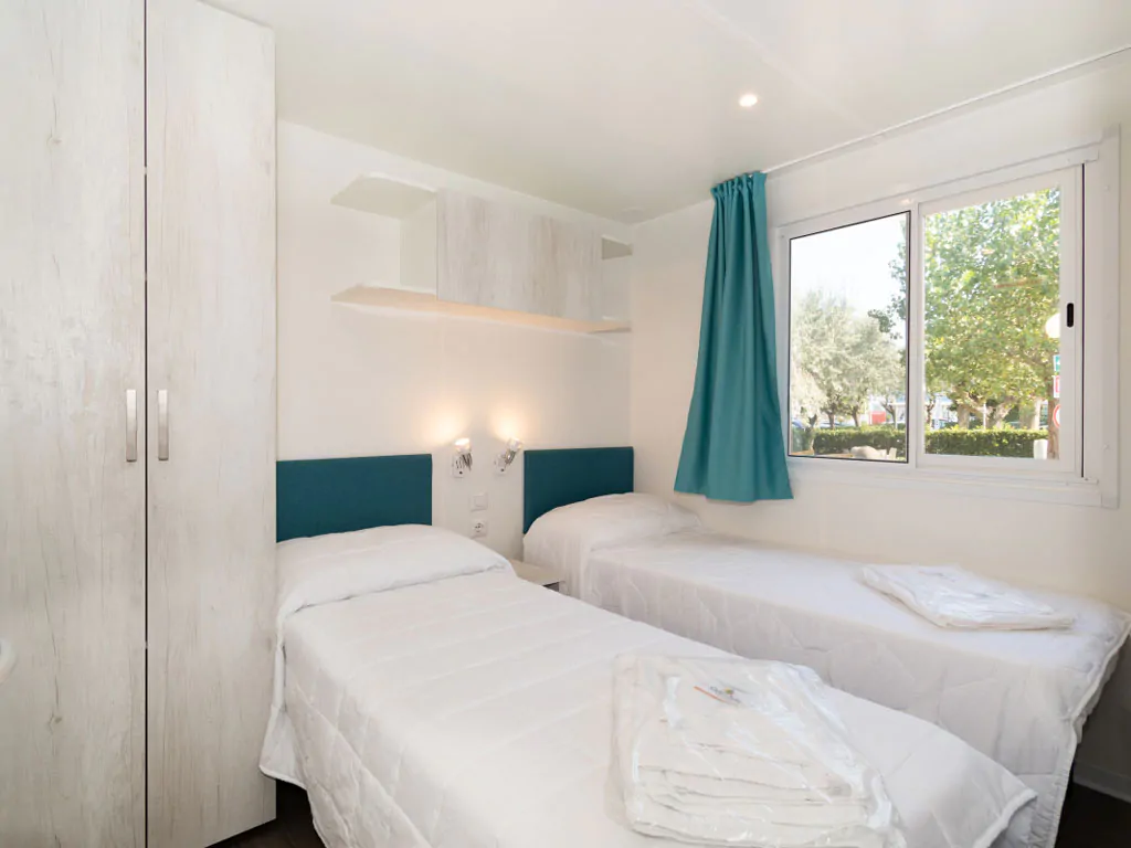 romagna-family-resort-lodge-comfort-dog-interior-bedroom-single-bed