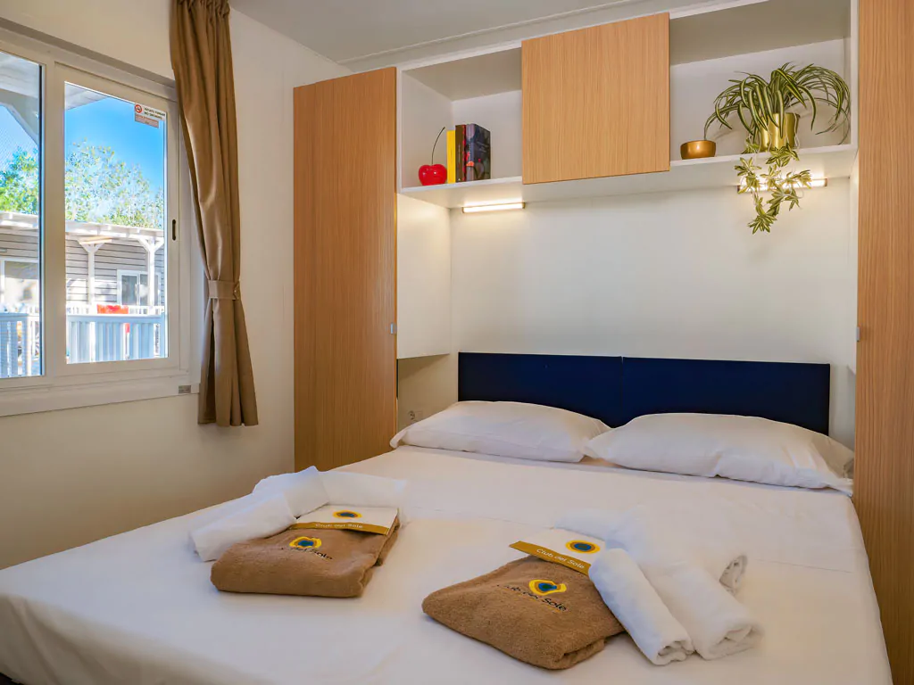 romagna-family-resort-lodge-superior-interior-bedroom-double-bed