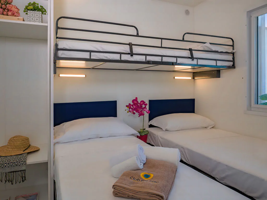 romagna-family-resort-lodge-superior-interior-bedroom-single-bed
