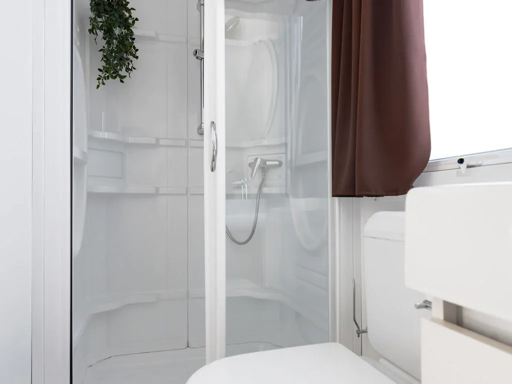 spina-family-collection-lodge-deluxe-family-interior-bathroom-showe-view