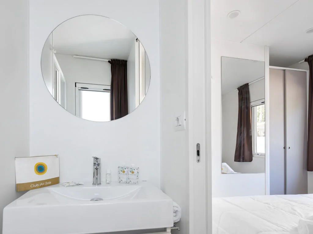 spina-family-collection-lodge-deluxe-family-interior-bathroom-sink-view