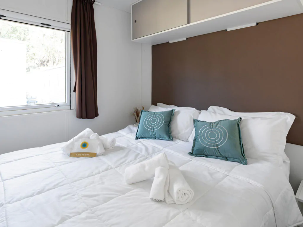 spina-family-collection-lodge-deluxe-family-interior-bedroom-double-bed