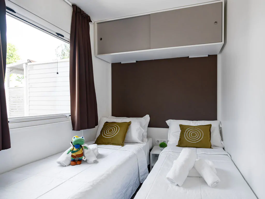 spina-family-collection-lodge-deluxe-family-interior-bedroom-single-beds-view