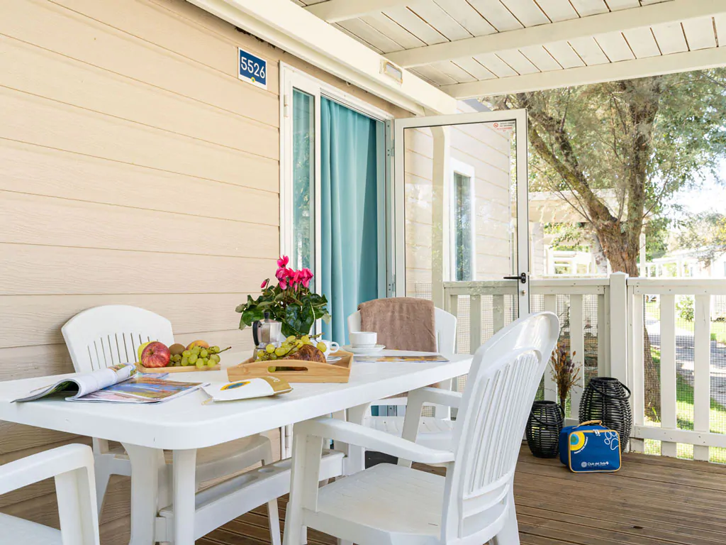 stork-family-collection-lodge-superior-dog-exterior-terrace-view