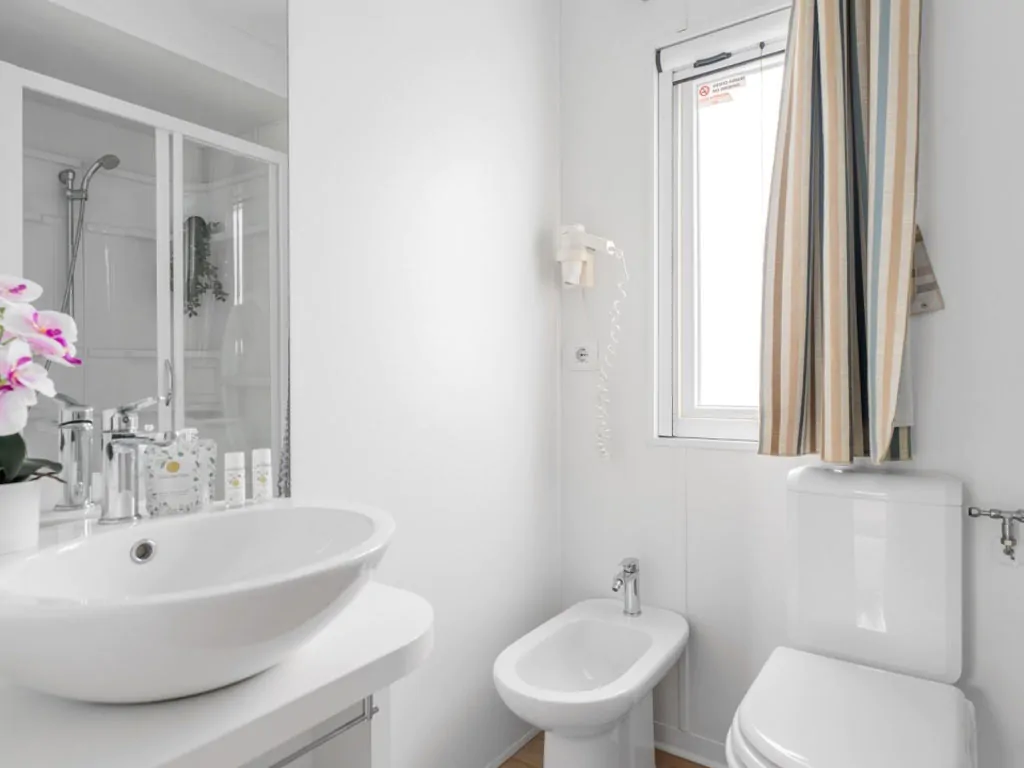 vigna-sul-mar-family-collection-lodge-superior-interior-bathroom