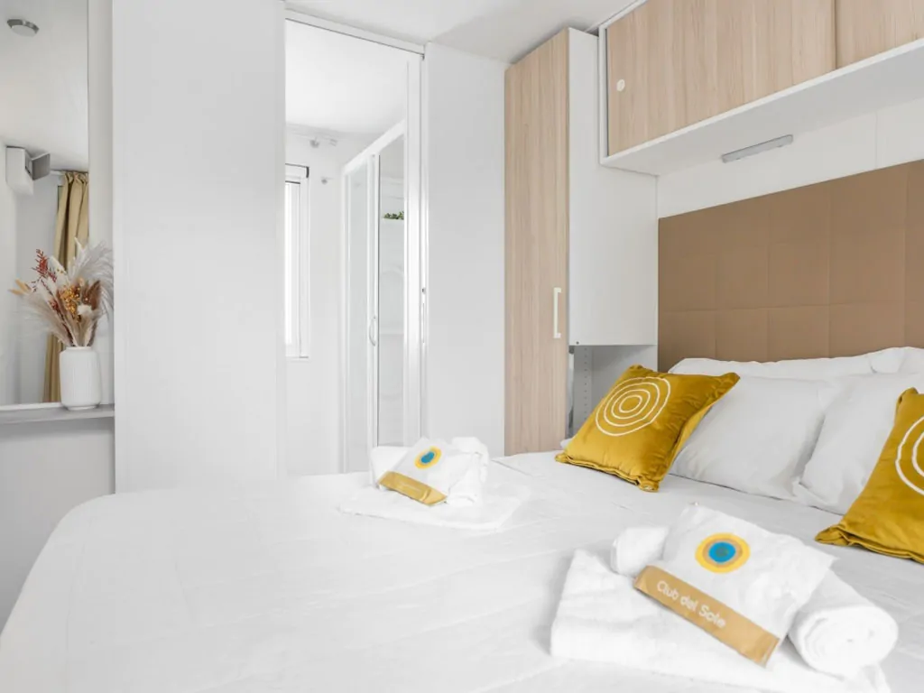 vigna-sul-mar-family-collection-lodge-superior-interior-bedroom-double-bed