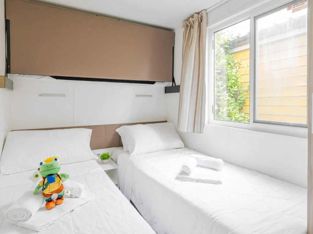 vigna-sul-mar-family-collection-lodge-superior-interior-bedroom-single-beds