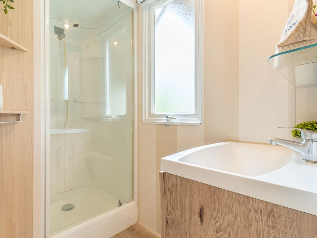 vigna-sul-mar-family-collection-mobile-home-lodge-comfort-dog-interior-bathroom-sink