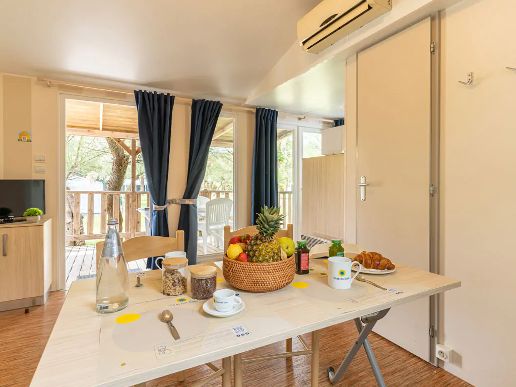 vigna-sul-mar-family-collection-mobile-home-lodge-comfort-dog-interior-dining-area