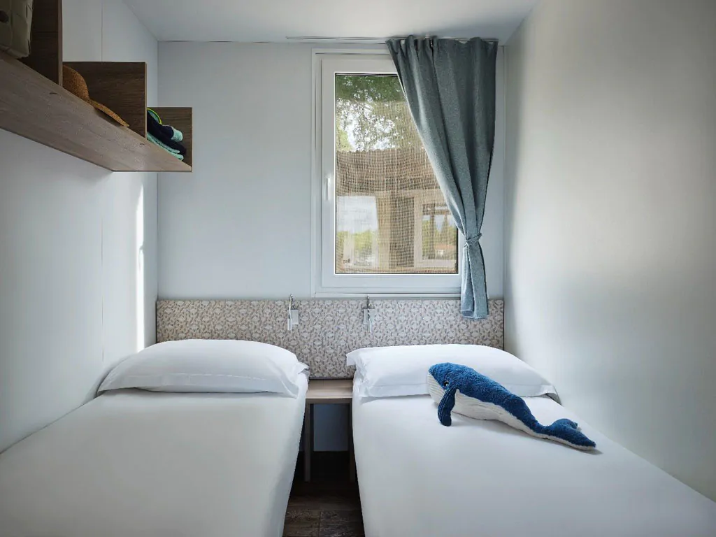 amadria-park-sibenik-family-luxury-mobile-home-interior-bedroom-iii