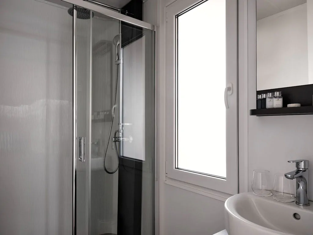 amadria-park-sibenik-luxury-mobile-home-marina-interior-bathroom
