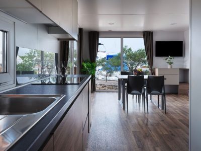 amadria-park-sibenik-luxury-mobile-home-marina-interior-kitchen