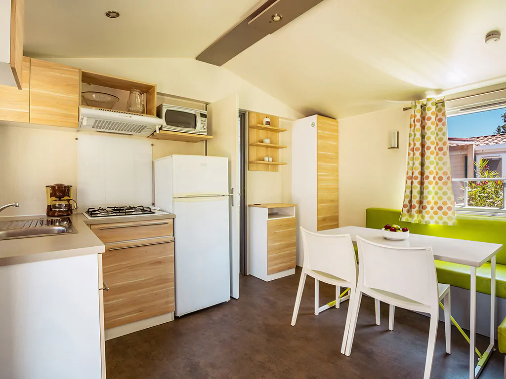 brioni-sunny-camping-mobile-home-brioni-superior-home-for-4-1-interior-kitchen