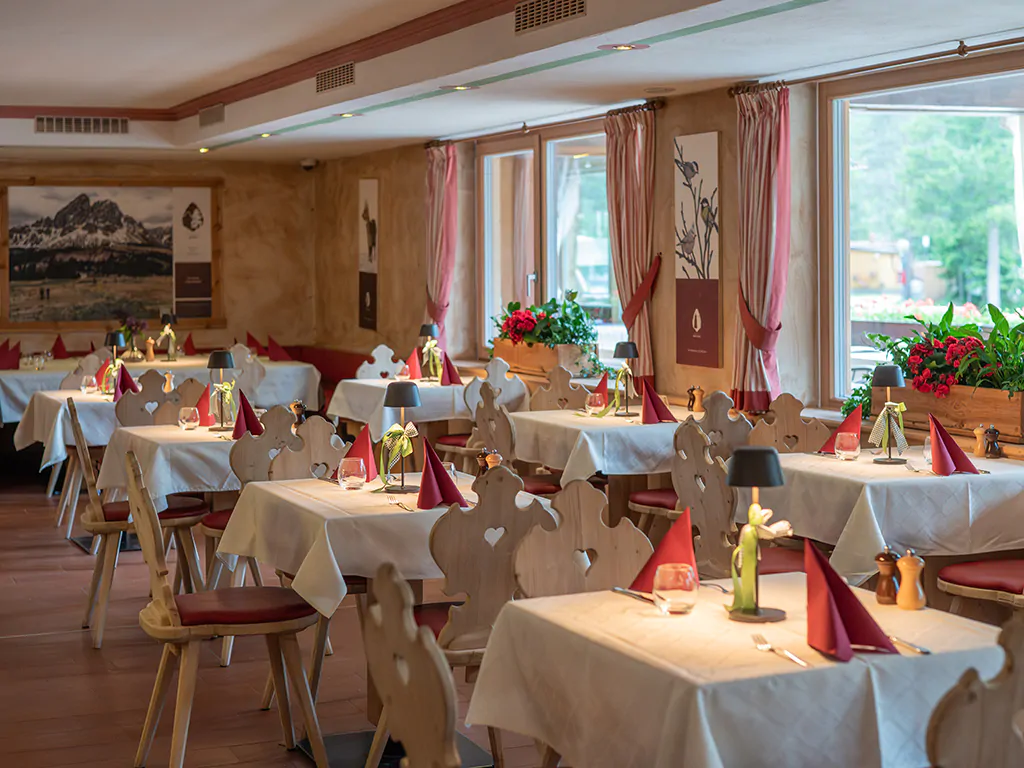 camping-sass-dlacia-restaurant-interior-tables
