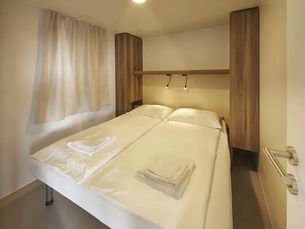 campsite-adria-ankaran-mobile-home-premium-interior-bedroom