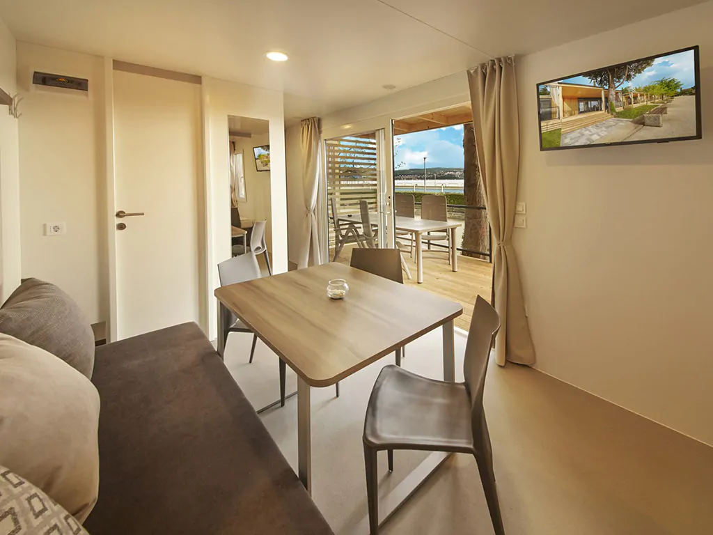 campsite-adria-ankaran-mobile-home-premium-interior-living-room-terrace