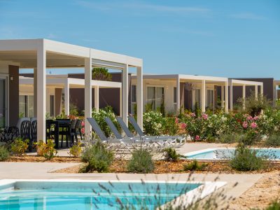 campsite-terra-park-phalaris-mobile-home-marinus-deluxe-camping-villa-pool-view