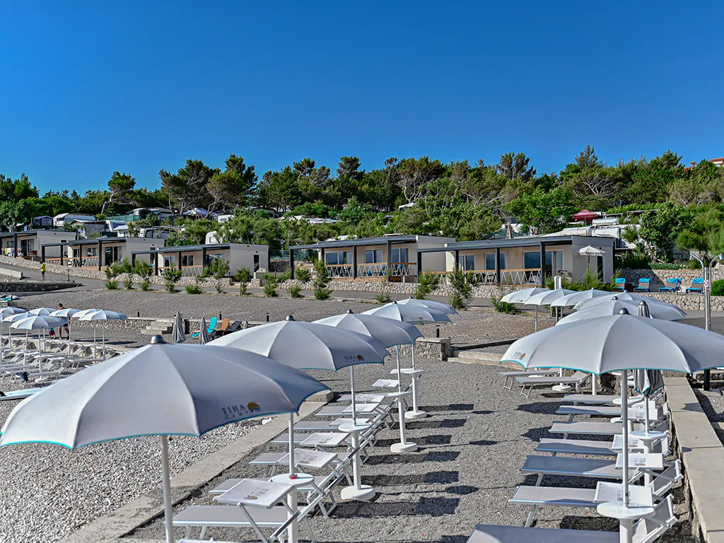 campsite-tiha-silo-beach-sunbeds