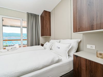 campsite-tiha-silo-mobile-home-deluxe-sea-view-bedroom