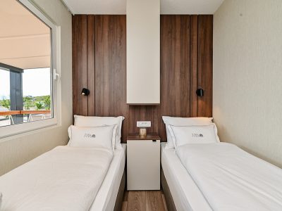 campsite-tiha-silo-mobile-home-deluxe-sea-view-bedroom-single-beds