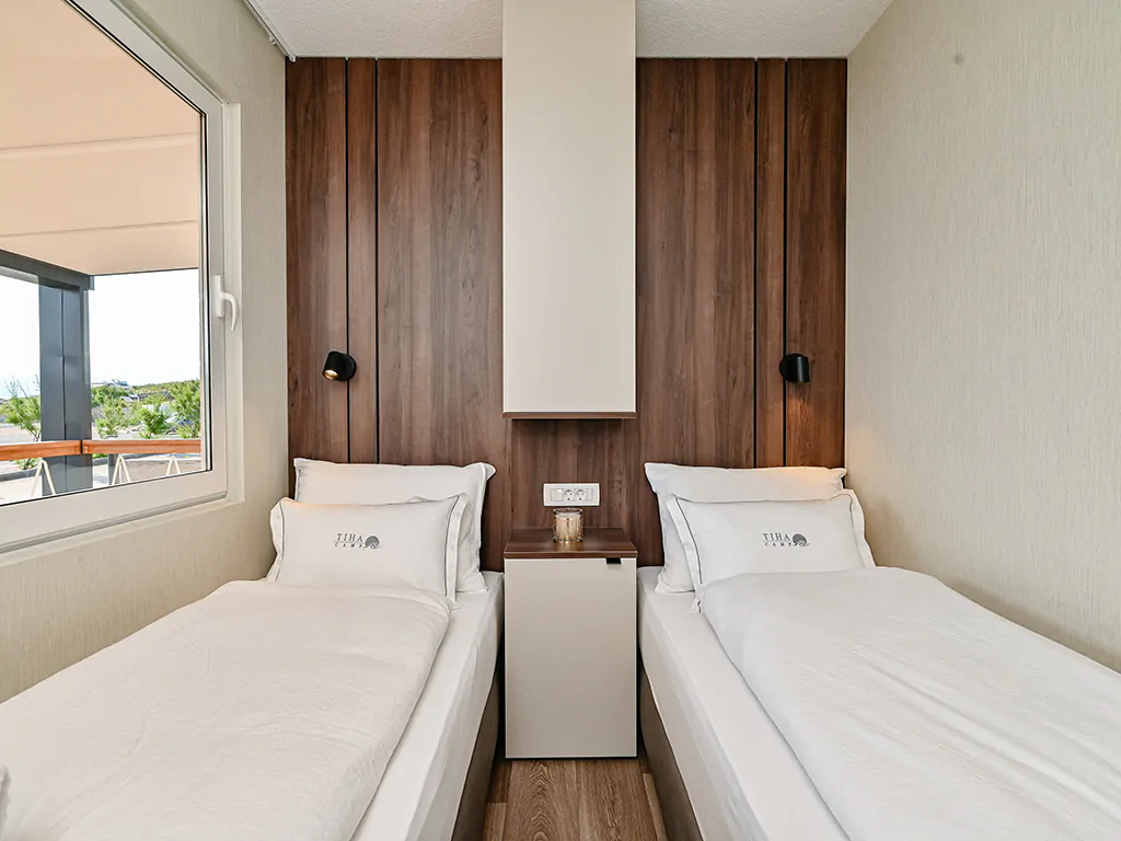 campsite-tiha-silo-mobile-home-deluxe-sea-view-bedroom-single-beds