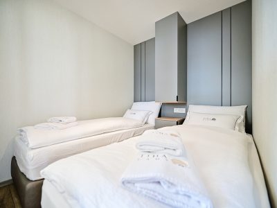 campsite-tiha-silo-mobile-home-luxury-sea-view-bedroom