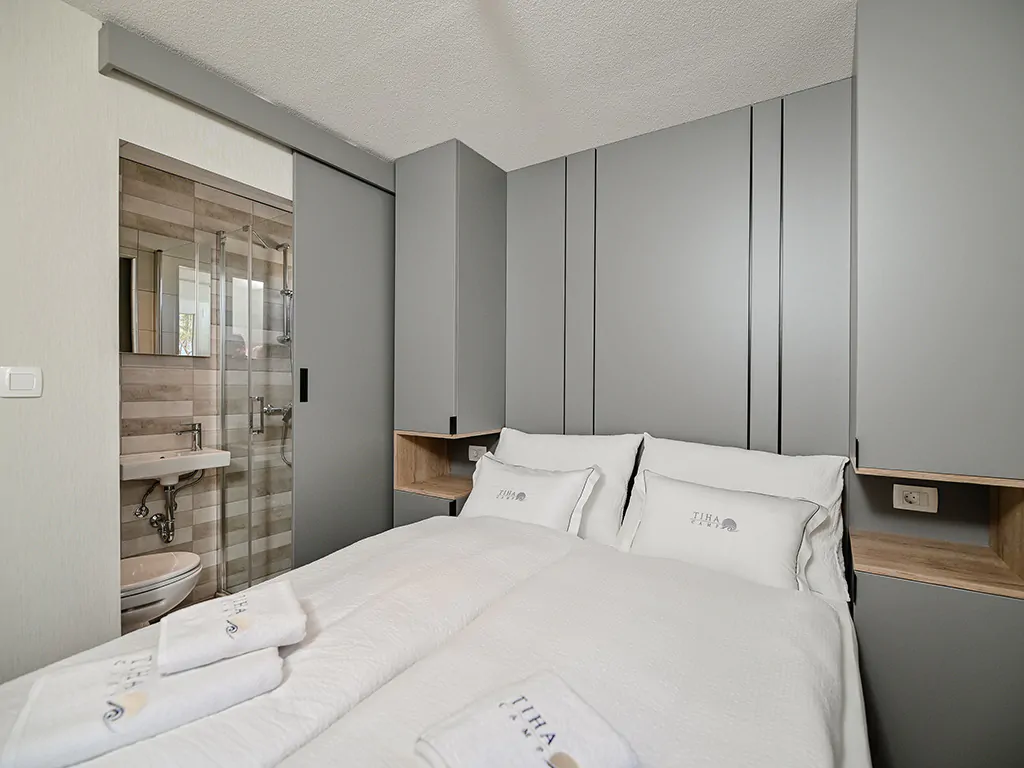 campsite-tiha-silo-mobile-home-luxury-sea-view-interior-bedroom