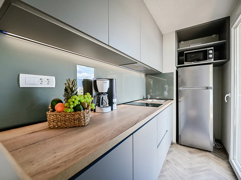 campsite-tiha-silo-mobile-home-luxury-sea-view-kitchen