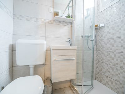 campsite-tiha-silo-mobile-home-superior-sea-view-interior-bathroom