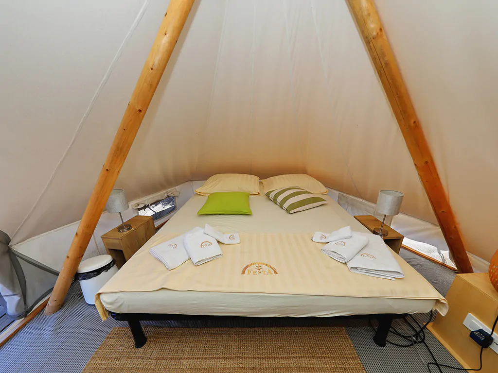 glamping-festa-deluxe-tent-for-2-double-bed