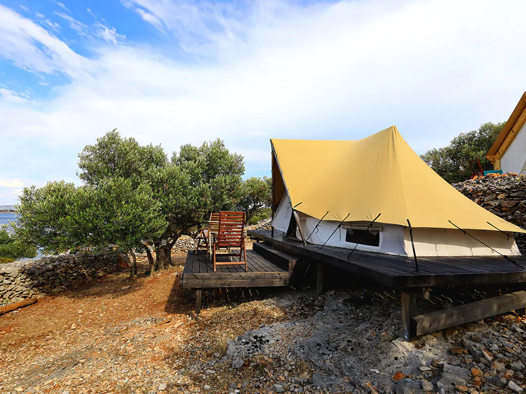 glamping-festa-deluxe-tent-for-2-persons-exterior-terrace-2