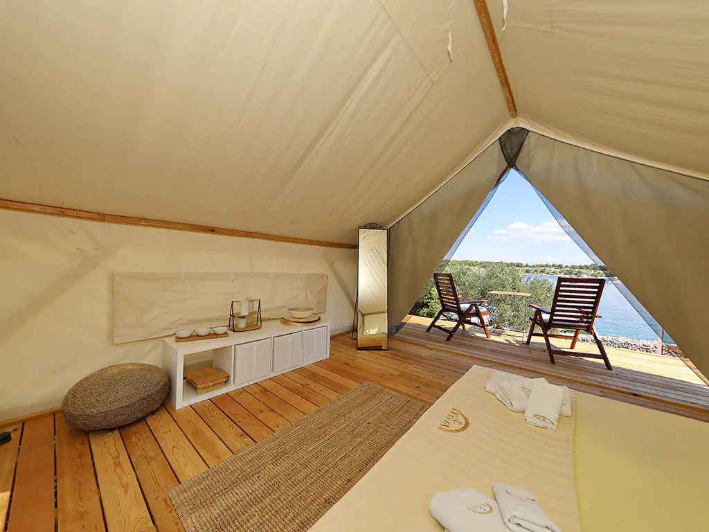 glamping-festa-deluxe-tent-for-2-persons-exterior-terrace-4