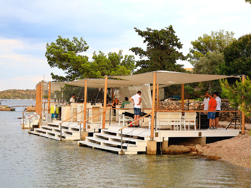 glamping-resort-festa-beach-bar