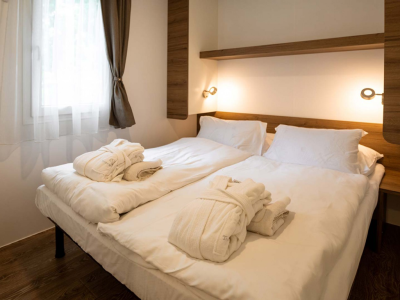 kamp-natura-terme-olimia-mobile-home-luxury-interior-bedroom-double-bed-2