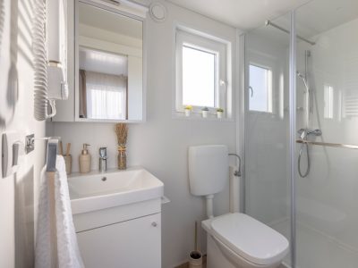 mobile-home-vista-village-mare-interior-bathroom-2