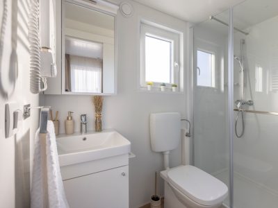 mobile-home-vista-village-mare-interior-bathroom