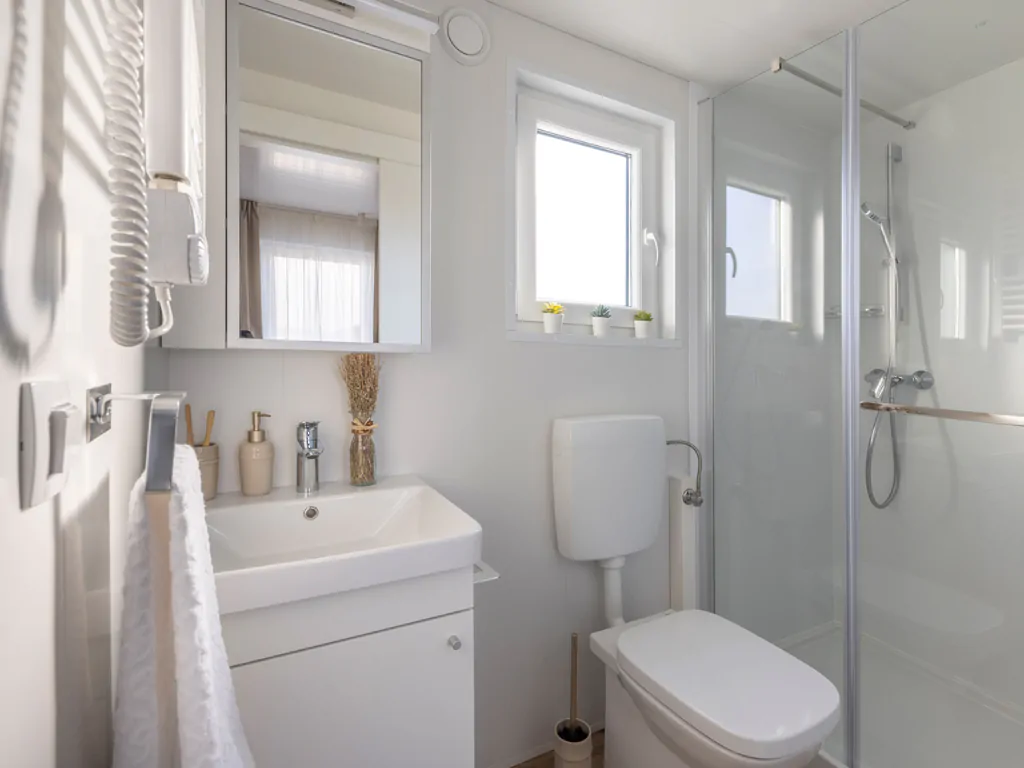 mobile-home-vista-village-mare-interior-bathroom