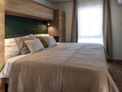 mobile-home-vista-village-mare-interior-double-bed-2