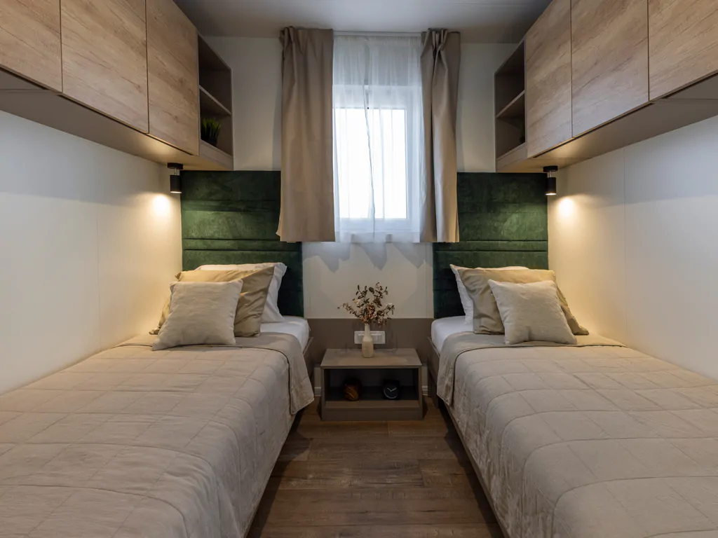 mobile-home-vista-village-mare-interior-single-beds-2