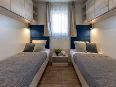 mobile-home-vista-village-mare-interior-single-beds