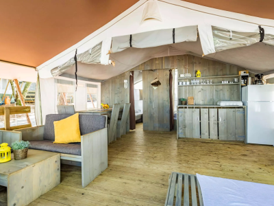 istra-sunny-tent-living-room-wooden-floor-2