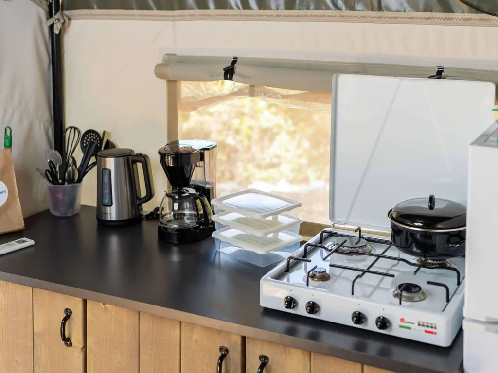 valamar-camping-lanterna-glamping-tent-five-persons-interior-kitchen-appliances-2