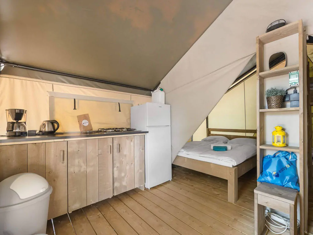 valamar-camping-lanterna-glamping-tent-five-persons-interior-kitchen