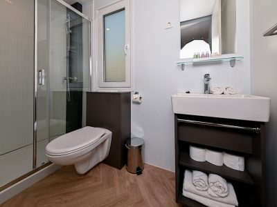 camping-morenia-beach-resort-mobile-home-interior-bathroom-2