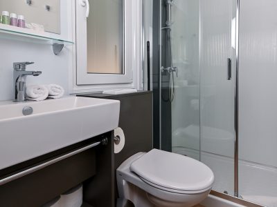 camping-morenia-beach-resort-mobile-home-interior-bathroom-i-2