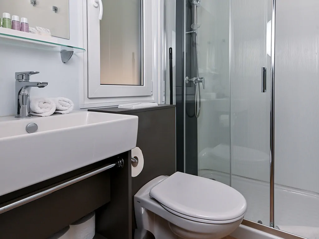 camping-morenia-beach-resort-mobile-home-interior-bathroom-i-2