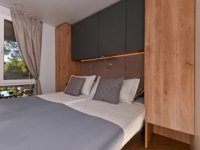 camping-morenia-beach-resort-mobile-home-interior-bedroom-double-bed-2
