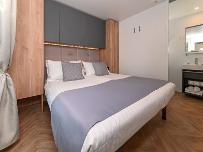 camping-morenia-beach-resort-mobile-home-interior-bedroom-double-bed-i-2