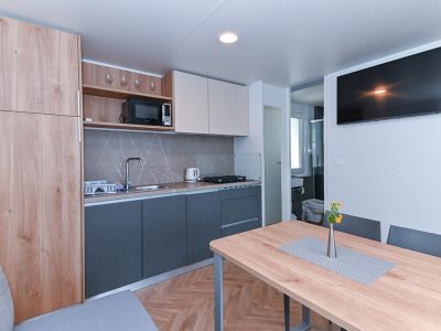 camping-morenia-beach-resort-mobile-home-interior-kitchen-2