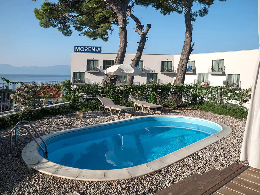 camping-morenia-beach-resort-mobile-home-private-pool-2